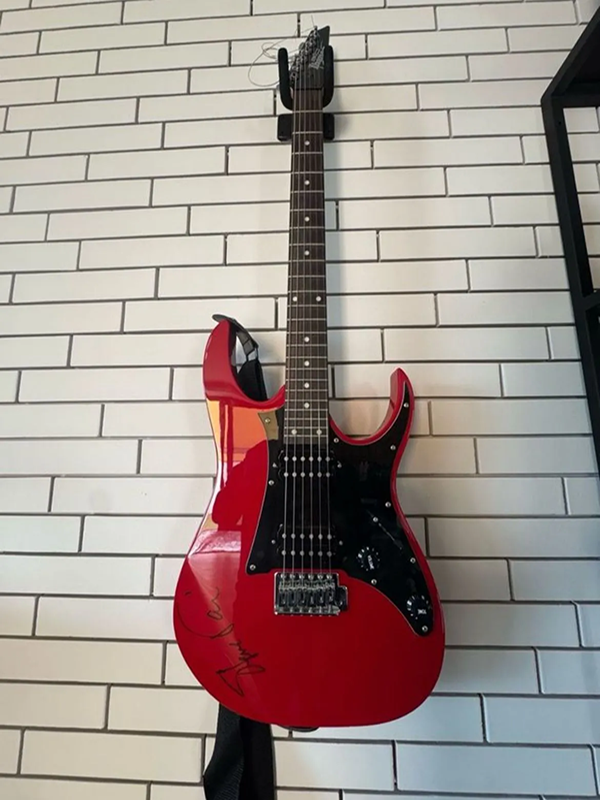 Ibanez-firmada-steve-ai